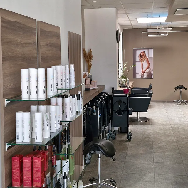 Ein Friseursalon, der eine breite Auswahl an Haarprodukten in ansprechender Präsentation zeigt.