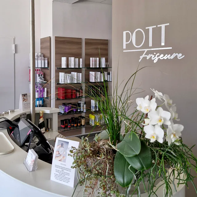 Einladener Empfangsbereich von Salon Pott